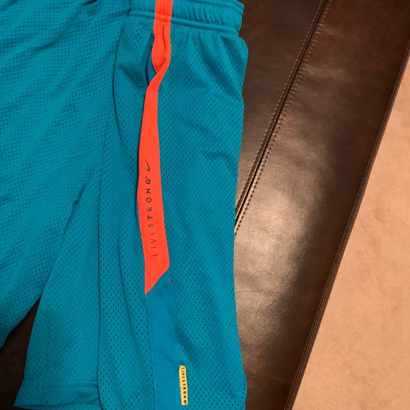 Nike Live Strong Shorts - Picture 3 of 3
